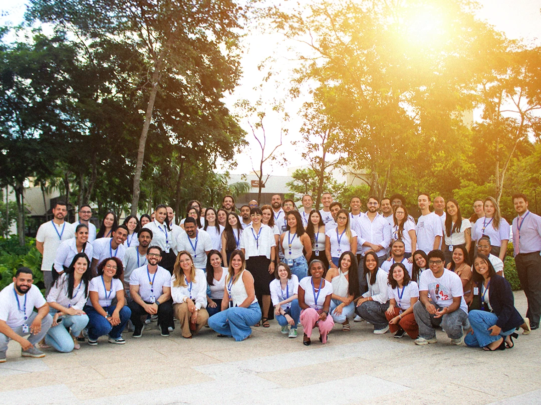 Foto com muitas pessoas diferentes, todas com uma camiseta branca